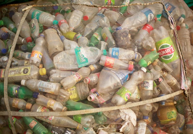 &copy; Reuters. L'Inde interdit à compter de vendredi l'usage du plastique à usage unique, pour des produits tels que les pailles et les paquets de cigarettes, une mesure destinée à lutter contre la pollution et l'accumulation des déchets. /Photo d'archives/REUTERS/