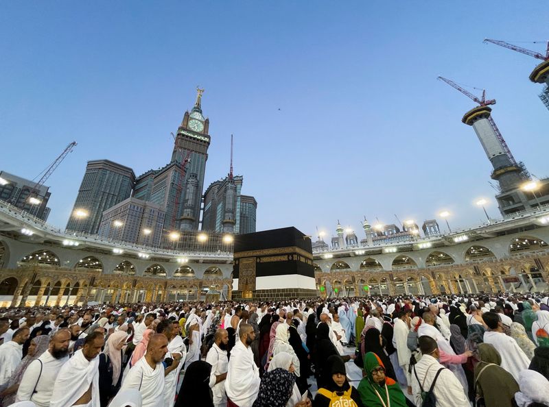 &copy; Reuters. Des milliers de personnes ont commencé à affluer vendredi dans la ville sainte de La Mecque, en Arabie saoudite, pour le traditionnel pèlerinage du "haj", après deux années de suspension causées par la pandémie de COVID-19. /Photo prise le 1er juil