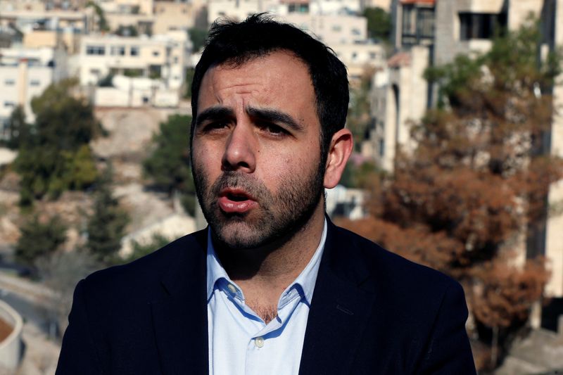 &copy; Reuters. عمر شاكر، مدير قسم إسرائيل وفلسطين في منظمة هيومن رايتس ووتش الحقوقية يتحدث في مقابلة مع رويترز بالعاصمة الأردنية عمان في صورة من أرشيف روي