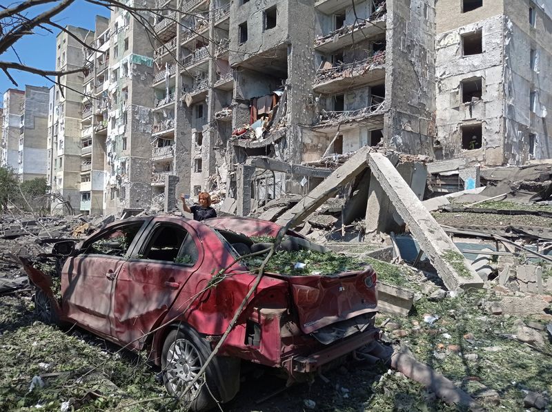 &copy; Reuters. Vista general de un edificio residencial dañado por un ataque de misiles rusos, mientras continúa el ataque de Rusia a Ucrania, en el pueblo de Serhiivka, región de Odesa, Ucrania. 1 de julio de 2022. REUTERS/Iryna Nazarchuk