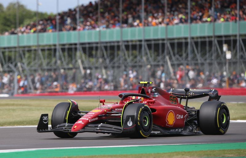 © Reuters. Jul 1, 2022 
Foto de la Ferrari de Carlos Sainz Jr. durante las prácticas libres para el GP de Gran Bretaña de la F1 
REUTERS/Molly Darlington