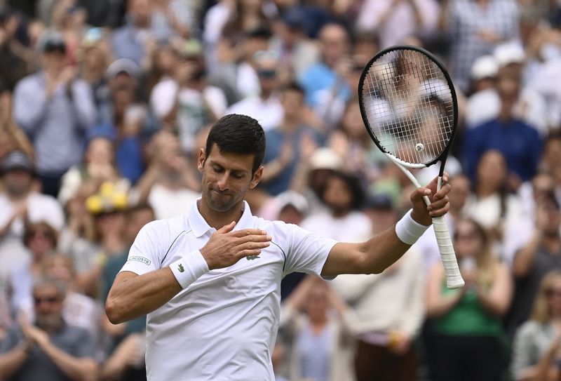 &copy; Reuters. El tenista serbio Novak Djokovic saluda al público tras ganar su partido de tercera ronda frente a su compatriota Miomir Kecmanovic en el torneo de Wimbledon, en las canchas del All England Lawn Tennis and Croquet Club, Londres, Reino Unido. 1 julio 2022