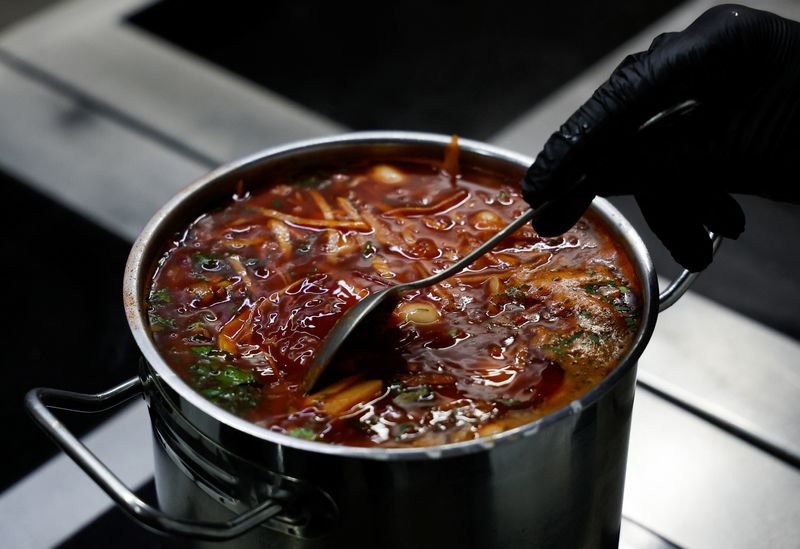 &copy; Reuters. Ukrainian chef Yevhenii Marshal cooks borshch at a traditional cuisine restaurant, as Russia's attack on Ukraine continues, in Kyiv, Ukraine July 1, 2022.  REUTERS/Valentyn Ogirenko