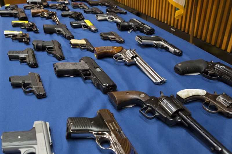 &copy; Reuters. Armas confiscadas são expostas durante entrevista coletiva na sede do Departamento de Polícia de Nova York
01/07/2022 REUTERS/Brendan McDermid