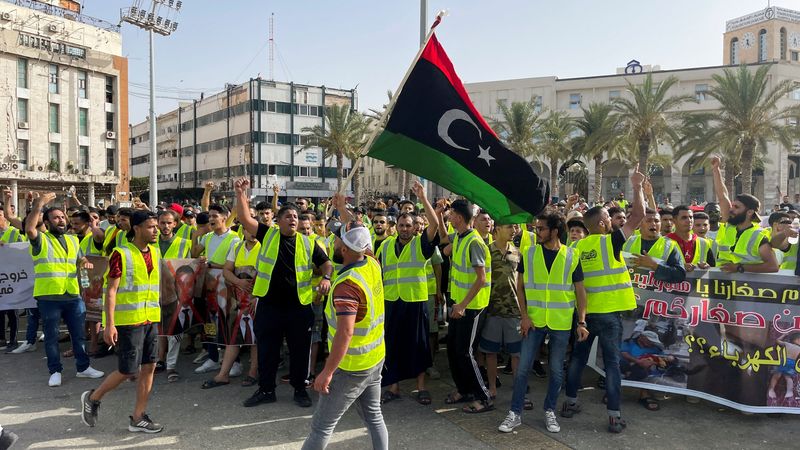 &copy; Reuters. Des manifestants ont fait irruption vendredi soir dans le bâtiment du Parlement à Tobrouk, dans l'est de la Libye, et ont allumé un feu devant celui-ci pour exprimer leur colère à l'égard des deux gouvernements rivaux, ont déclaré des témoins à 