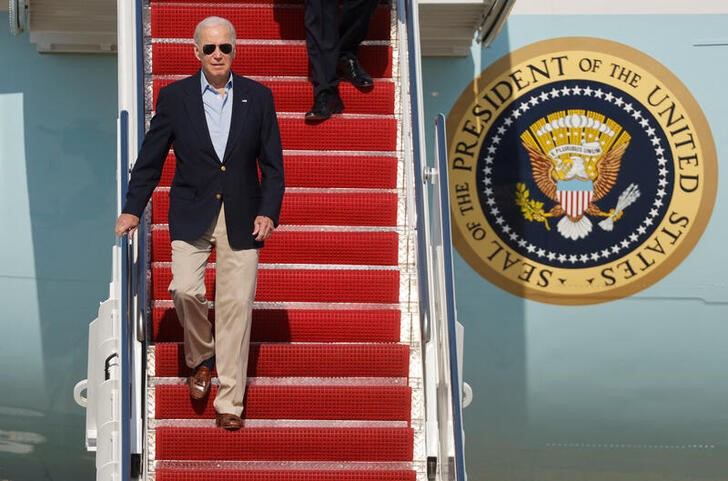 © Reuters. El presidente de EEUU Joe Biden baja del Air Force One mientras vuelve de las cumbres de la OTAN y el G7 en Europa, 30 junio del 2022. REUTERS/Jonathan Ernst