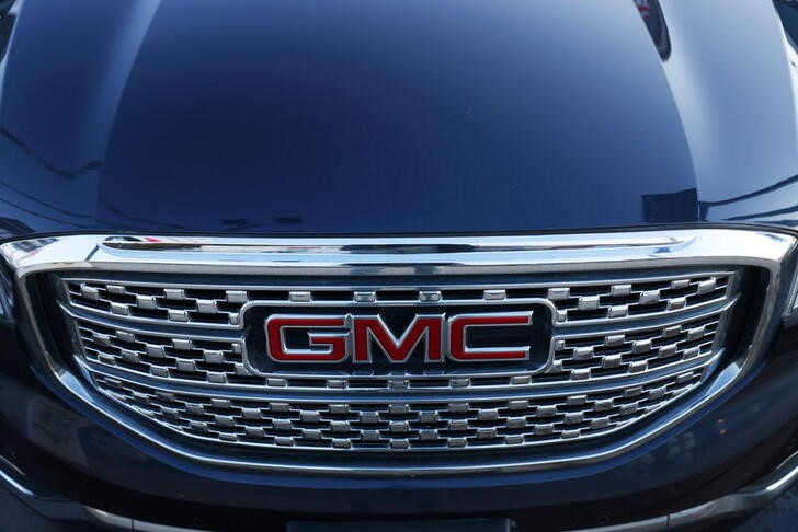 &copy; Reuters. A badge of GMC, an automobile brand owned by General Motors Company, is seen on the grill of a vehicle for sale at a car dealership in Queens, New York, U.S., November 16, 2021. REUTERS/Andrew Kelly