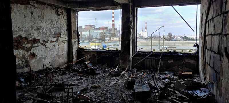 &copy; Reuters. FOTO DE ARCHIVO-Una vista muestra el interior de un edificio dañado en el complejo de la planta de energía nuclear de Zaporiyia, en medio de la invasión rusa de Ucrania, en Enerhodar, Ucrania, en esta imagen de mano publicada el 16 de marzo de 2022. Se