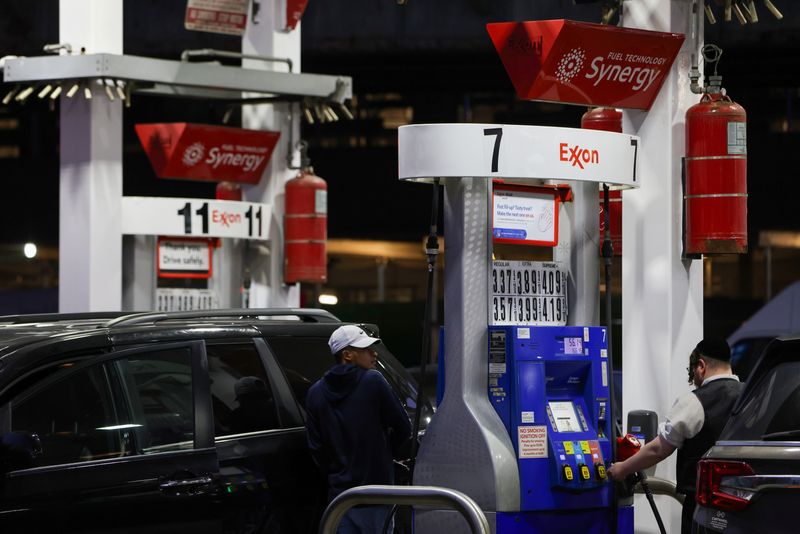 © Reuters. People pump gas at an Exxon gas station in Brooklyn, New York City, U.S., November 23, 2021. REUTERS/Andrew Kelly