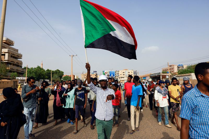 © Reuters. محتجون خلال مسيرة ضد الحكم العسكري في الخرطوم يوم الجمعة. تصوير: محمد نور الدين عبد الله - رويترز. 