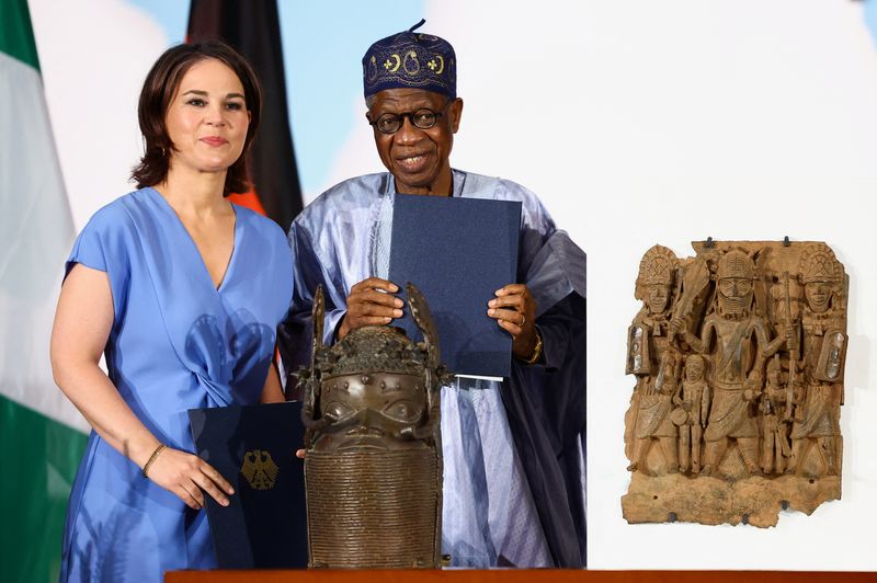 &copy; Reuters. La ministra de Asuntos Exteriores de Alemania, Annalena Baerbock, y el ministro de Cultura de Nigeria, Lai Mohammed, posan tras firmar una declaración para transferir la propiedad de los bronces de Benín en Berlín, Alemania. 1 de julio de 2022. REUTERS