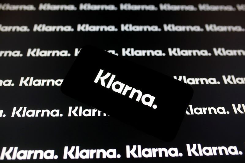 &copy; Reuters. A smartphone displays a Klarna logo in this illustration taken January 6, 2020. REUTERS/Dado Ruvic/Illustration