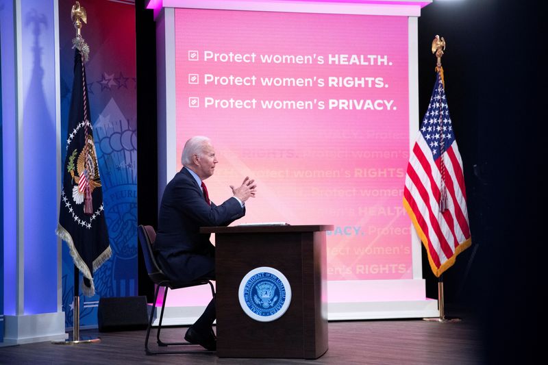 © Reuters. U.S. President Joe Biden participates in a virtual meeting with governors while discussing reproductive health care, following the U.S. Supreme Court ruling in the Dobbs v Jackson Women's Health Organization abortion case, overturning the landmark Roe v Wade abortion decision, at the White House in Washington, U.S., July 1, 2022. REUTERS/Tom Brenner