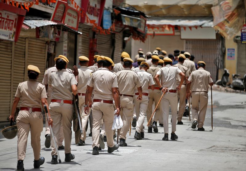 &copy; Reuters. أفراد من الشرطة الهندية ينفذون دوريات في الشوارع يوم الجمعة في إطار قيود فرضتها السلطات بعد مقتل خياط هندوسي في ولاية راجستان. تصوير أميت دي