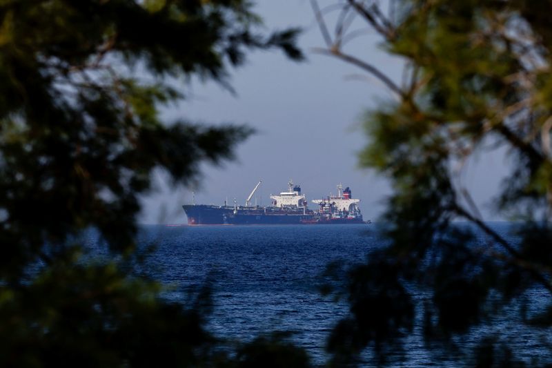 &copy; Reuters. الناقلة أيس إنرجي تنقل النفط من الناقلة التي ترفع العلم الإيراني لانا قبالة ساحل كاريستوس في جزيرة إيفيا باليونان في 26 مايو أيار 2022. تصوير ك