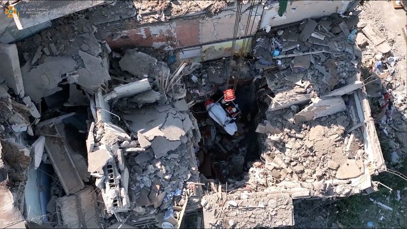 &copy; Reuters. منقذون ينتشلون جثة من وسط حطام بناية سكنية لحق بها الدمار في قصف روسي في ميكولايف بأوكرانيا في 29 يونيو حزيران 2022. صورة حصلت عليها رويترز من ف