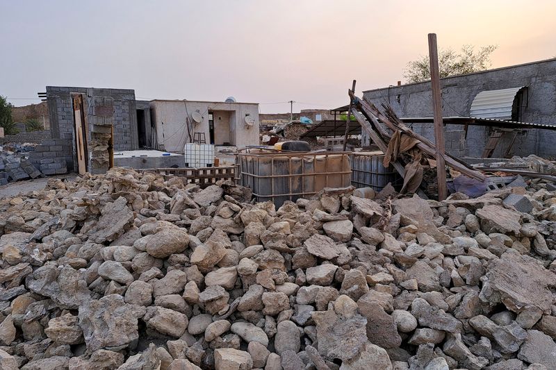 © Reuters. منظر عام للدمار بعد زلزال في قرية ساية خوش في إقليم هرمزجان الإيراني يوم السبت. صورة حصلت عليها رويترز من وكالة غرب آسيا للأنباء.