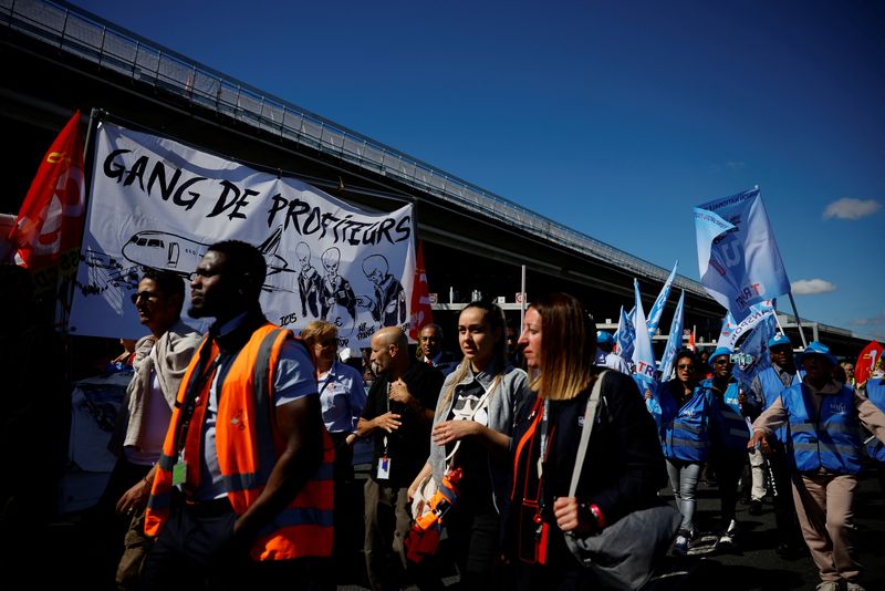 Striking Paris airport workers call new walkout on July 8-10