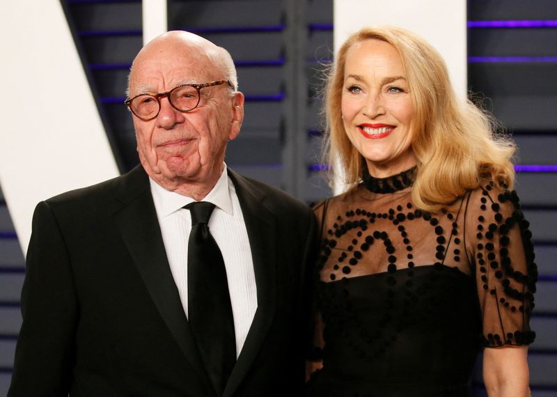 &copy; Reuters. Foto de archivo de Rupert Murdoch y Jerry Hall llegando a la fiesta de los Oscar de Vanity Fair en Beverly Hills, California
Feb 24, 2019 –  REUTERS/Danny Moloshok/ 
