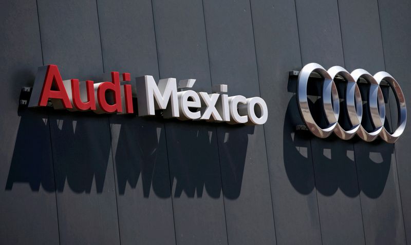 © Reuters. FILE PHOTO: The logo of the German car manufacturer Audi is pictured on the wall of the plant during a media tour in San Jose Chiapa, Mexico April 19, 2018. REUTERS/Henry Romero/File Photo