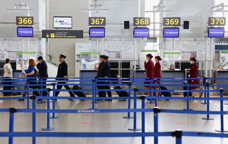 &copy; Reuters. Aéroport Malaga-Costa del Sol. Les personnels de cabine de Ryanair en Espagne, qui observaient depuis jeudi une grève de trois jours pour de meilleures conditions de travail, reconduisent leur mouvement pour 12 jours en juillet, ont annoncé samedi les 