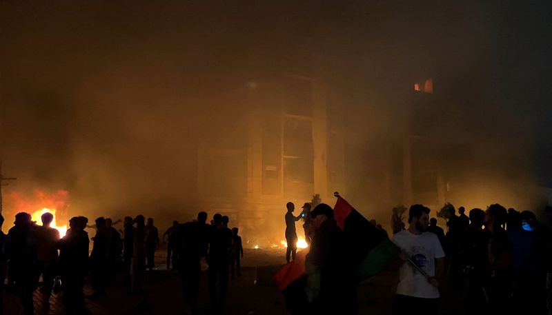 &copy; Reuters. متظاهرون يضرمون النار في مبنى البرلمان الليبي بعد الاحتجاجات التي خرجت يوم الجمعة للتنديد بفشل الحكومة في طبرق بليبيا. صورة لرويترز