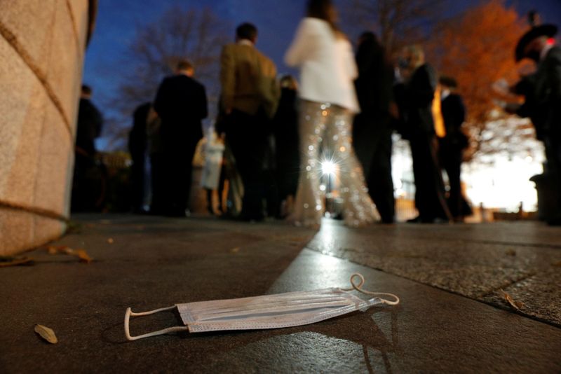 &copy; Reuters. كمامة ملقاة على الأرض في أحد شوارع واشنطن بصورة من أرشيف رويترز.