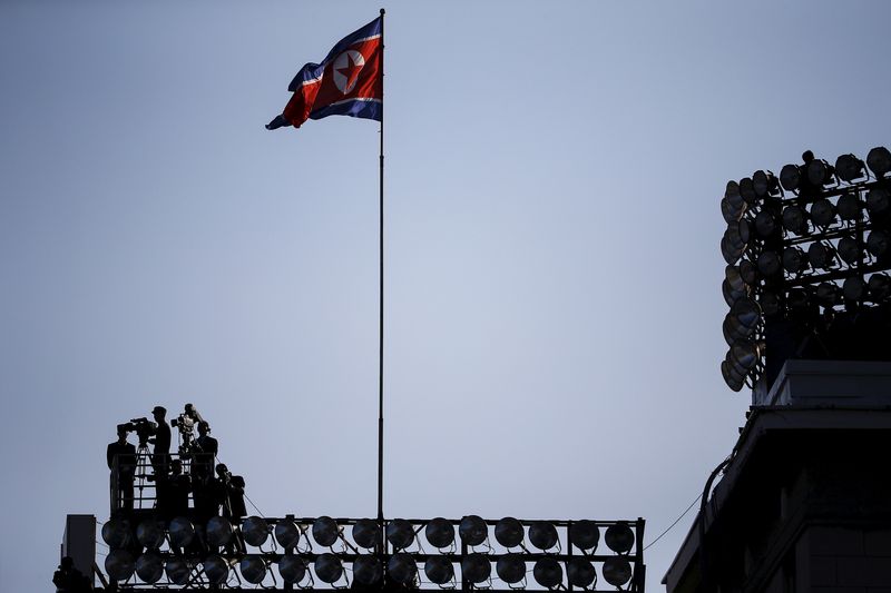 &copy; Reuters. مصورون تحت العلم الكوري الشمالي في بيونجيانج بصورة من أرشيف رويترز.