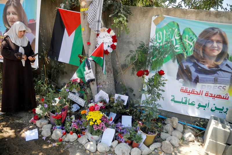 &copy; Reuters. FILE PHOTO: A Palestinian woman takes pictures at the scene where Al Jazeera reporter Shireen Abu Akleh was shot dead during an Israeli raid, in Jenin, in the Israeli-occupied West Bank, May 17, 2022. REUTERS/Raneen Sawafta