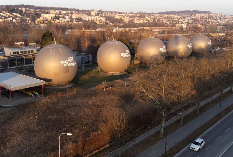© Reuters. FILE PHOTO: Tanks containing natural gas are seen at a storage facility of Erdgas Ostschweiz AG company in Schlieren, Switzerland March 5, 2022.  Picture taken with a drone. REUTERS/Arnd Wiegmann/File Photo