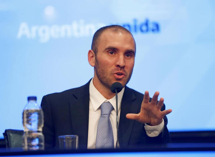 Presidente argentino trabaja contrarreloj para elegir a nuevo ministro de Economía