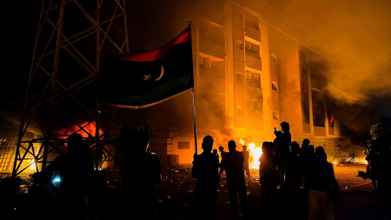 &copy; Reuters. متظاهرون يضرمون النار في مبنى البرلمان الليبي بعد الاحتجاجات التي خرجت يوم الجمعة للتنديد بفشل الحكومة في طبرق بليبيا. صورة لرويترز
