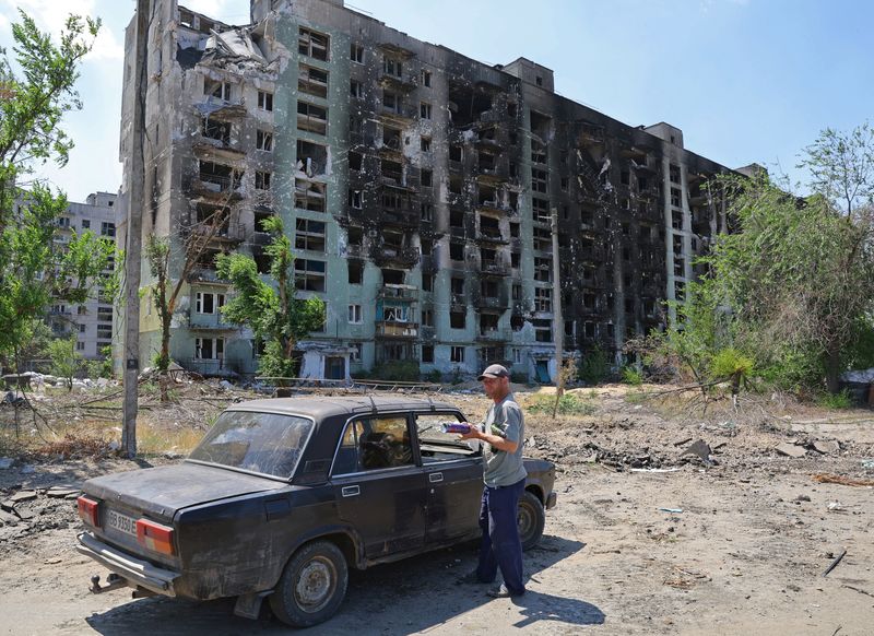 © Reuters. À Sievierodonetsk dans la région de Louhansk dont la Russie a annoncé avoir pris le contrôle total. /Photo prise le 1er juillet 2022/REUTERS/Alexander Ermochenko