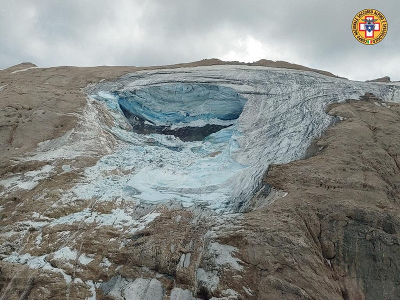&copy; Reuters. A handout photo from Alpine rescue services shows where an ice glacier collapsed on Marmolada mountain, Italy, July 3, 2022. Corpo Nazionale Soccorso Alpino e Speleologico/Handout via REUTERS 