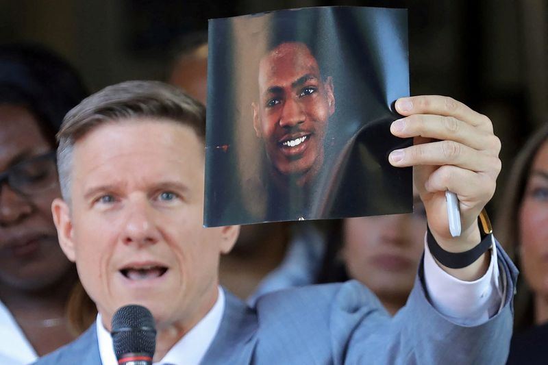 &copy; Reuters. ممثل الادعاء بوبي ديسيلو يرفع صورة لجايلاند والكر، الذي قتل برصاص أفراد من شرطة أكرون يوم 25 من يونيو حزيران 2022، بينما كان يتحدث بالنيابة عن 