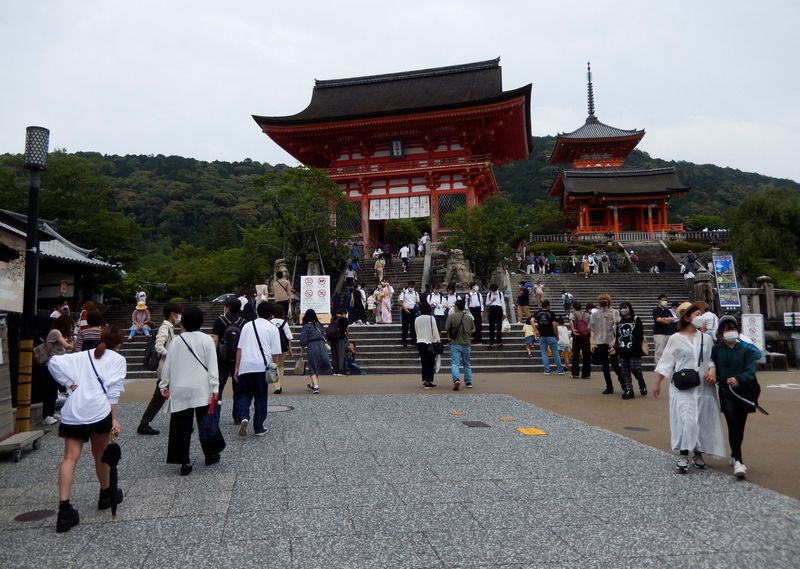 &copy; Reuters. FILE PHOTO: Visitors stroll at Kiyomizu-dera temple, a popular attraction among tourists, in Kyoto, western Japan June 18, 2022. REUTERS/Satoshi Sugiyama