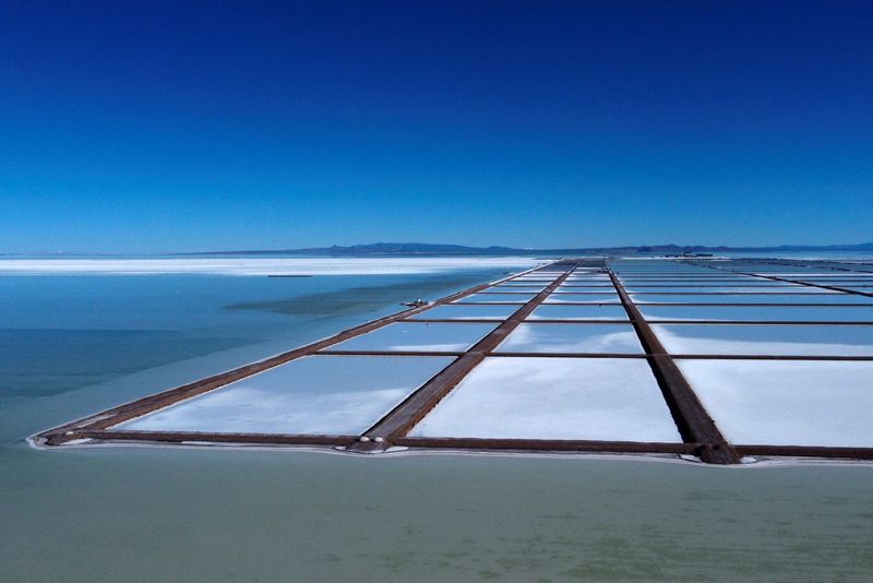 &copy; Reuters. FILE PHOTO: Evaporation pools for the extraction of lithium are seen at the Salar de Uyuni, a vast white salt flat at the centre of a global resource race for the battery metal lithium, outside of Uyuni, Bolivia March 26, 2022. Picture taken with a drone.