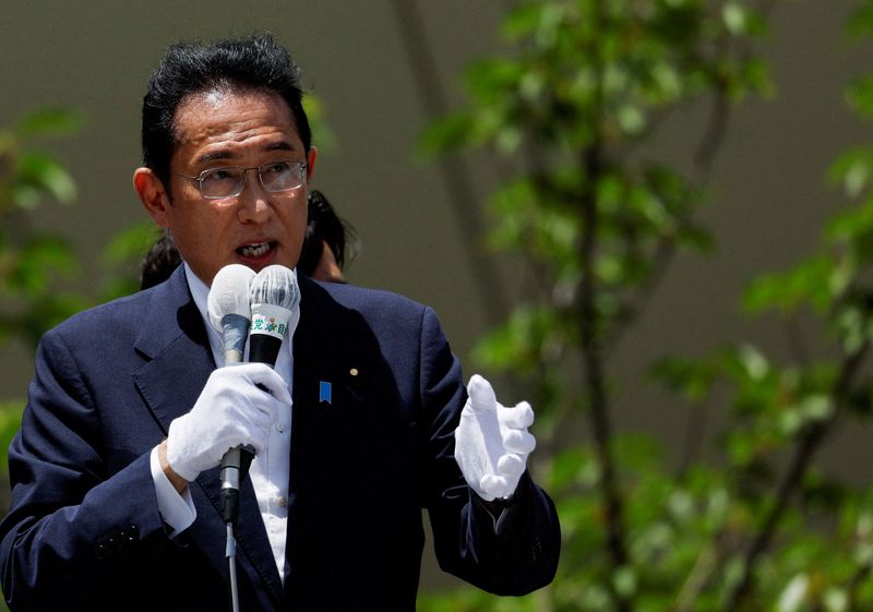 &copy; Reuters. FILE PHOTO: Japan's Prime Minister Fumio Kishida, who is also ruling Liberal Democratic Party (LDP) leader, delivers a speech during an election campaign tour for the July 10, 2022 Upper House election, in Kawasaki, south of Tokyo, Japan June 24, 2022. RE