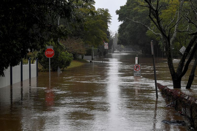 &copy; Reuters. مبان سكنية وطرق تغمرها مياه الفيضانات في وندسور شمال غرب سيدني يوم الاثنين. صورة لرويترز من إيه.بي.بي إيميدج. (يحظر إعادة بيع الصورة أو الاحت
