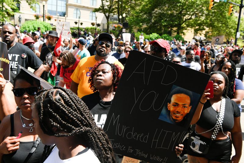 &copy; Reuters. 　７月３日、米オハイオ州で先週、交通違反の取り締まりから逃走しようとした黒人男性が地元警官に射殺される事件があり、警察当局は、その映像を公開した。写真は男性の射殺に抗議す