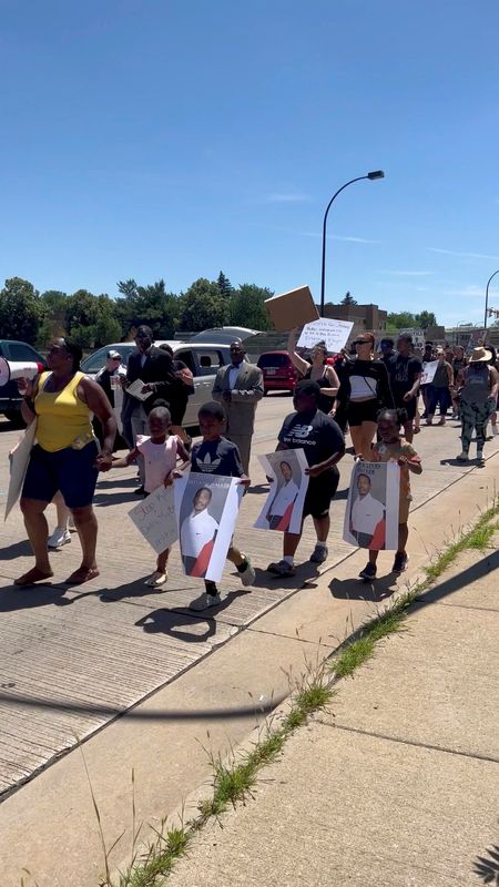 &copy; Reuters. Foto del sábado tomada de redes sociales de manifestantes demandando justicia por la muerte de Jayland Walker en Akron, Ohio
Jul 2, 2022, 
Tsigereda McClelland/via REUTERS 