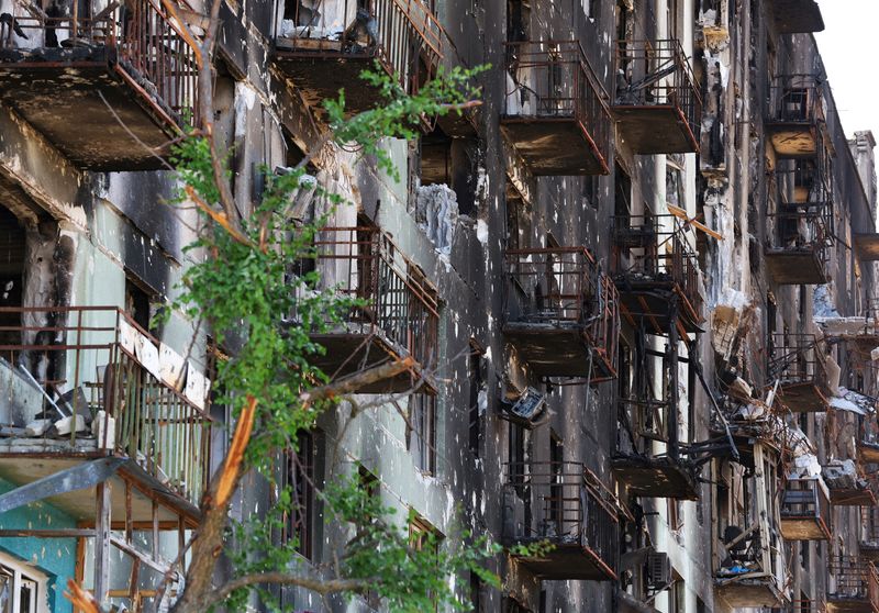 &copy; Reuters. FOTO DE ARCHIVO: Un bloque de apartamentos seriamente dañado por los ataques durante la invasión rusa de Ucrania en la ciudad de Severodonetsk, en la región de Luhansk, Ucrania, el 1 de julio de 2022. REUTERS/Alexander Ermochenko