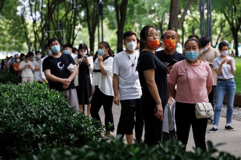 &copy; Reuters. FOTO DE ARCHIVO. Gente hace cola en una estación de pruebas de ácido nucleico, tras un brote de la enfermedad por coronavirus (COVID-19), en Pekín, China. 29 de junio de 2022. REUTERS/Thomas Peter