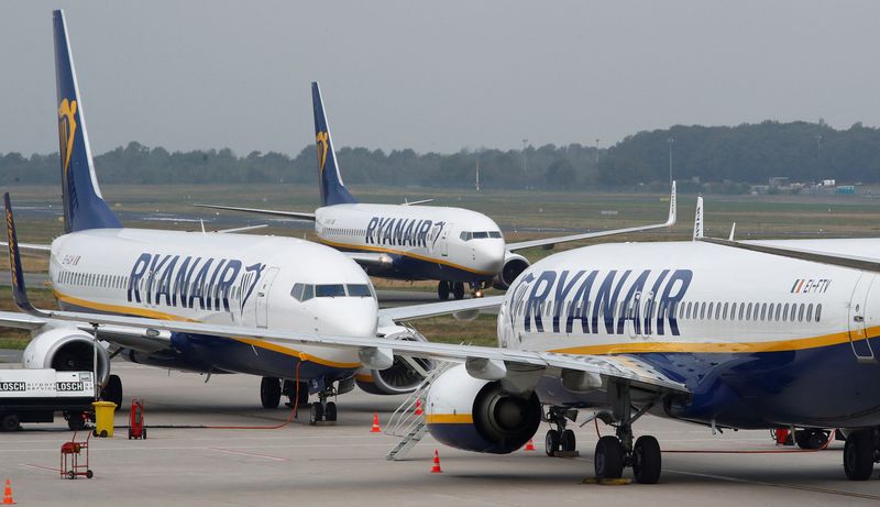 &copy; Reuters. FILE PHOTO: A Ryanair airplane taxis past two parked aircraft at Weeze Airport, near the German-Dutch border, in Weeze, Germany, September 12, 2018. REUTERS/Wolfgang Rattay