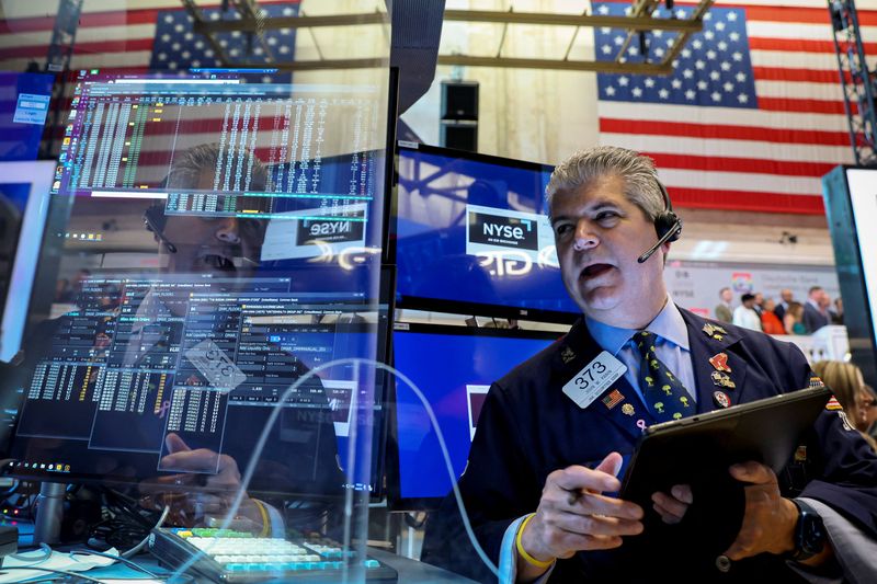 &copy; Reuters. Traders work on the floor of the New York Stock Exchange (NYSE) in New York City, U.S., June 30, 2022.  REUTERS/Brendan McDermid