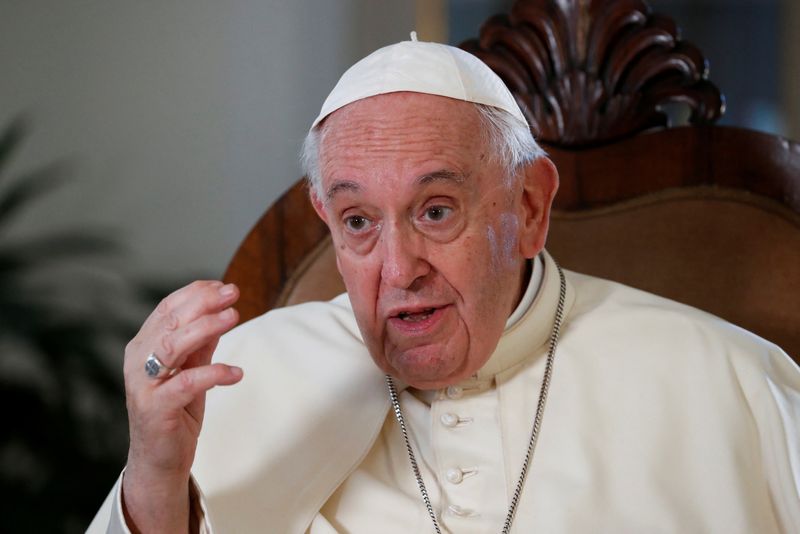 &copy; Reuters. FOTO DE ARCHIVO: El Papa Francisco habla durante una entrevista exclusiva con Reuters, en el Vaticano, el 2 de julio de 2022. REUTERS/Remo Casilli