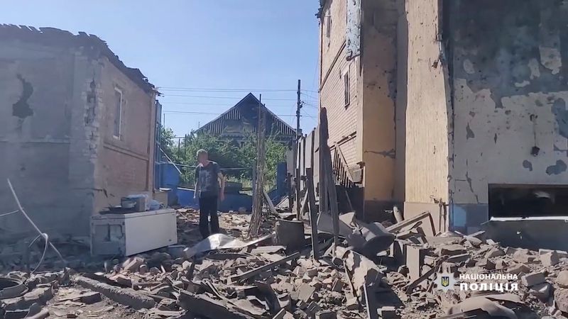 &copy; Reuters. FOTO DE ARCHIVO. Un hombre camina entre los escombros cerca de edificios dañados, mientras continúa la invasión rusa de Ucrania, en Bajmut, óblast de Donetsk, Ucrania, en esta imagen fija obtenida de un vídeo de las redes sociales publicado el 2 de j