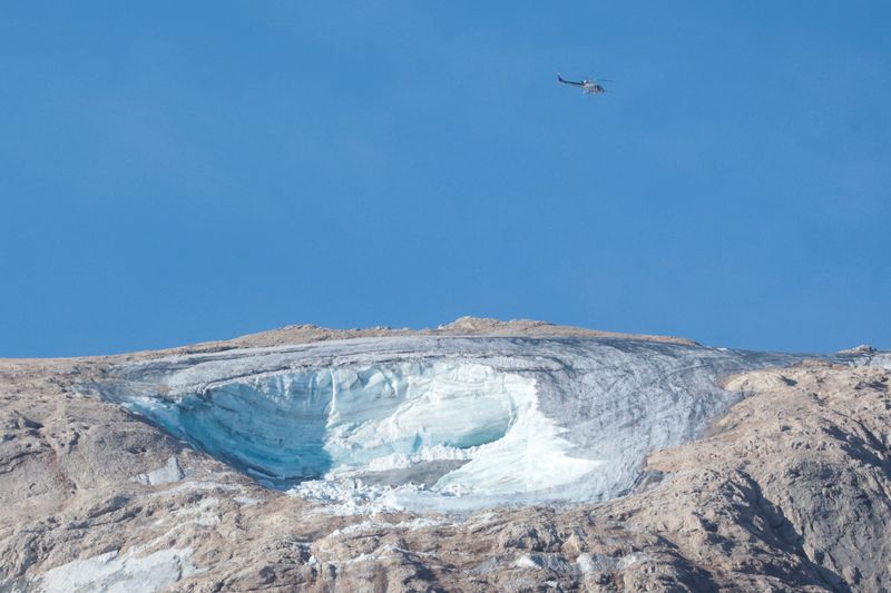 &copy; Reuters. منظر عام لقمة بونتا روكا بعد انهيار أجزاء من نهر مارمولادا الجليدي في جبال الألب الإيطالية يوم الاثنين. 
تصوير: بوروت زيفولوفيتش - رويترز.