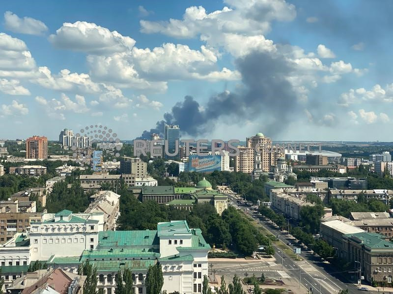 &copy; Reuters. Del fumo è visibile dopo i bombardamenti durante il conflitto tra Ucraina e Russia a Donetsk, Ucraina, 4 luglio 2022. REUTERS/Kazbek Basayev