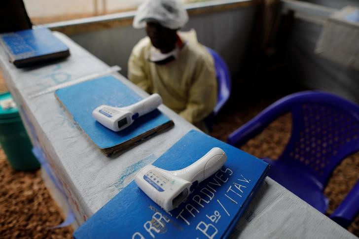 &copy; Reuters. Imagen de archivo de termómetros a la entrada de un Centro de Tratamiento del Ébola en la localidad de Butembo, República Democrática del Congo. 4 octubre 2019. REUTERS/Zohra Bensemra